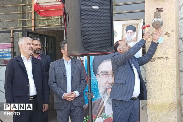 نواخته شدن زنگ ۱۵ خرداد در دبیرستان صدرا