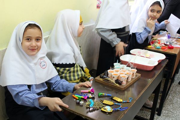 بازارچه دست‌سازه‌های دانش‌آموزی دبستان شهید بختیاری ناحیه 1 کرج
