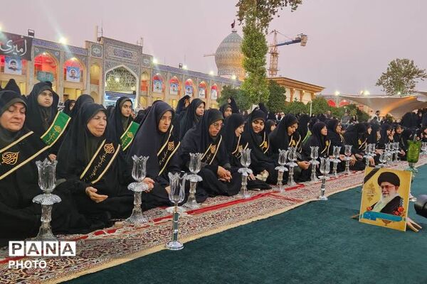 آیین لاله‌گردانی در شام غریبان امام رضا(ع)