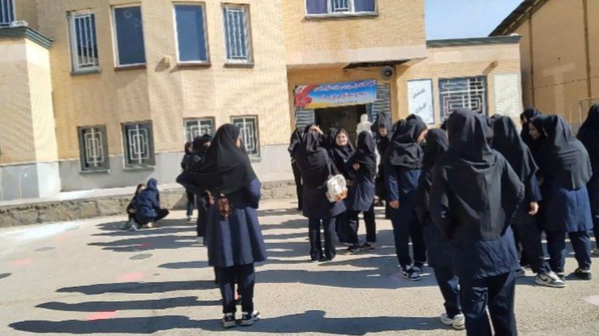 مانور بازگشایی هنرستان‌ حضرت زهرا(س) و صدیقه‌کبری(س) در شهرستان فامنین 