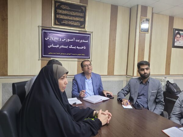 جلسه ستاد شاهد با حضور مسئولان بنیاد شهید در ناحیه یک بندرعباس