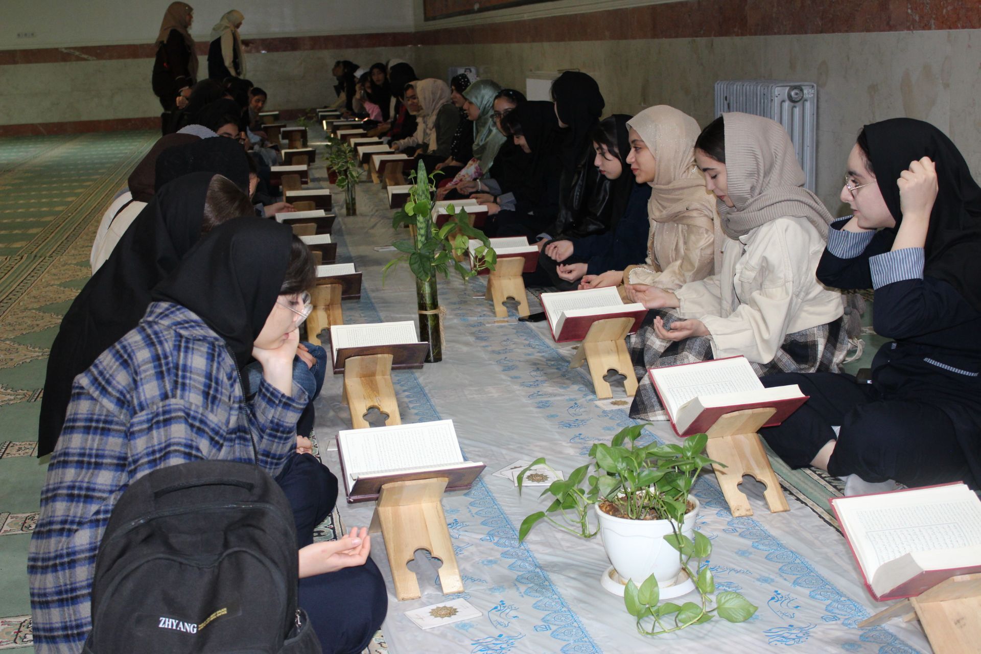 سفره افطاری در دبیرستان سردار شهید قاسم سلیمانی ناحیه 4 کرج 