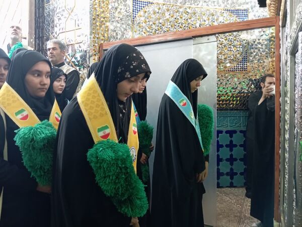 خادمان کوچک، ارادت بی کران
