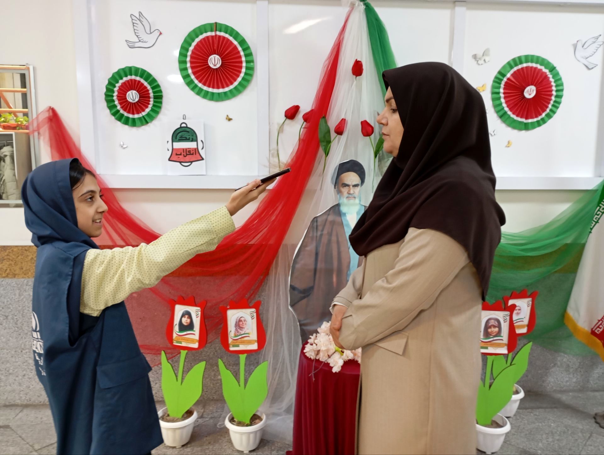 فضا سازی دبستان آرمینه مصلی نژاد با نماد های انقلابی 