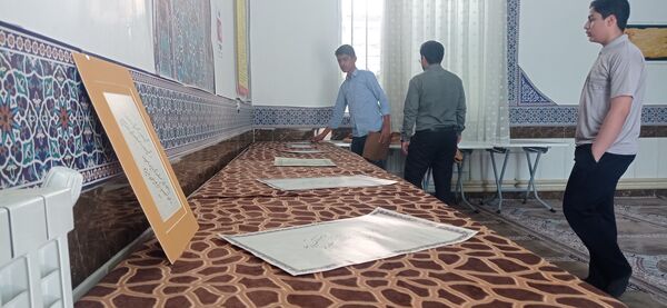 نمایشگاه خوشنویسی در دبیرستان استعدادهای درخشان شهید بهشتی دوره اول کاشمر