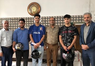 اهدای کلاه ایمنی به دانش‌آموزان موتورسوار ناحیه دو شهرری توسط سازمان دانش‌آموزی 