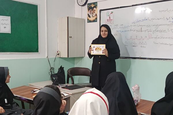 گرامیداشت یاد شهیدان در کلاس‌های دبستان بعثت۲ شهریار