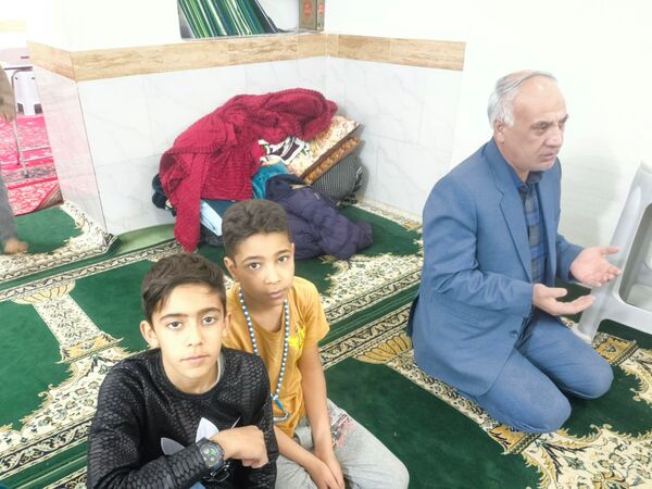 حضور مدیر و معاون دبستان شهید پسندیده فدافن در جمع نوجوانان معتکف مسجد صاحب الزمان(ع)