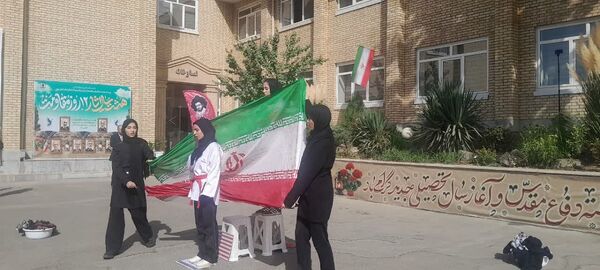 نمایش خیابانی دانش‌آموزان دختر استان البرز به مناسبت هفته دفاع مقدس 