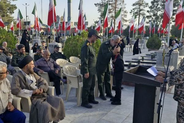 آیین عطرافشانی گلزار ۱۹۰۰ شهید شهرستان کاشان