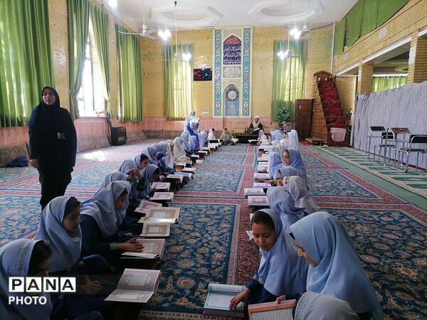 محفل انس با قرآن و اقامه نماز جماعت در سومین روز ماه مبارک رمضان 