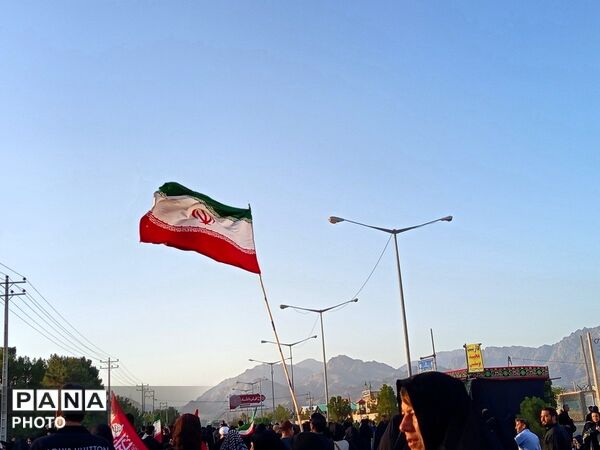 قدم های اربعین، این بار به عشق ایران