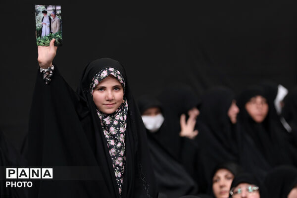 لحظه‌های ماندگار دیدار دانش‌آموزان با رهبر شهید انقلاب