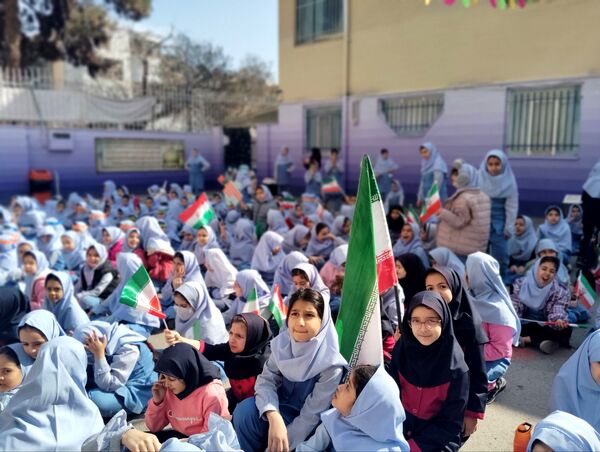 حال و هوای جشن ۲۲ بهمن در دبستان بهاردانش