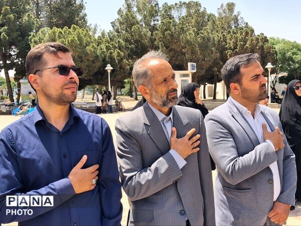 هدیه‌ای از دلِ فرهنگیان کاشمر به آسمان؛ غبارروبی مزار شهدا پیش از نماز جمعه