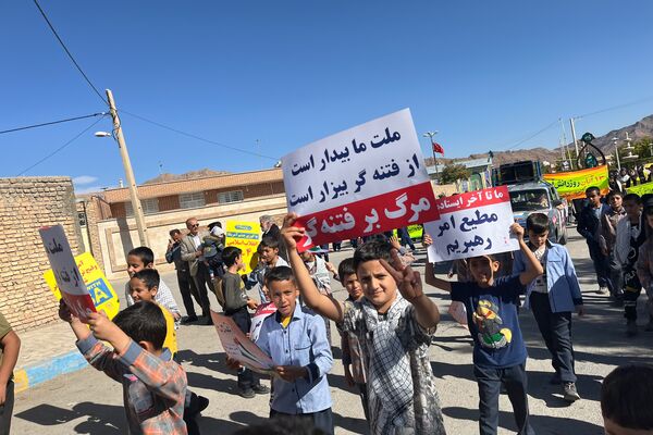 حضور حماسی دانش‌آموزان در راهپیمایی باشکوه ۱۳ آبان ماه در سورمق