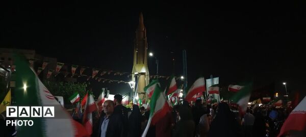 نمایش توان دفاعی کشور در میدان امام حسین (ع) یزد