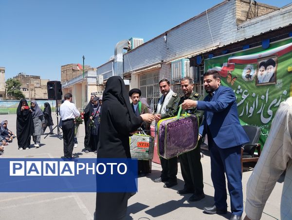 تجلیل از معلمان نمونه در مدرسه تقوا مشهد