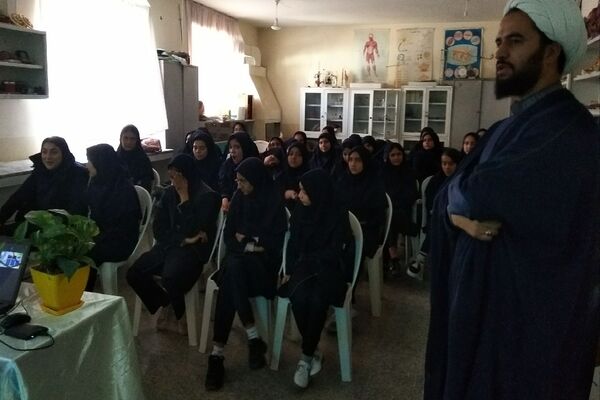 محفل انس با قرآن و گفتمان دینی با یادبود شهدای مقاومت در دبیرستان هوشنگی