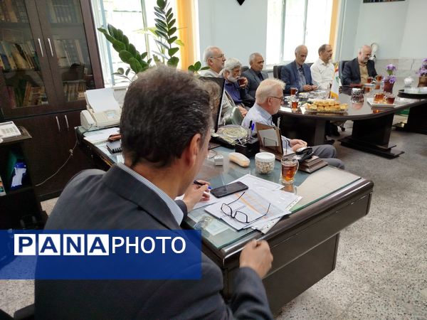 نشست هم‌اندیشی پیشکسوتان امورتربیتی با معاون پرورشی  و تربیت بدنی کاشمر