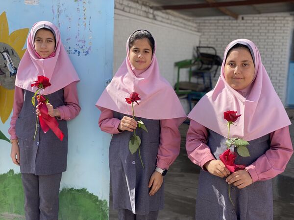 نواختن زنگ جشن نیکوکاری در دبستان زینب قهرمانی مه ولات