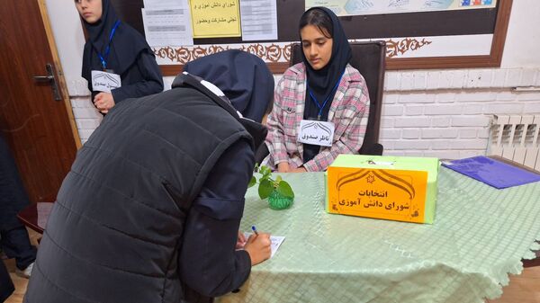  انتخابات شورای دانش آموزی در دبیرستان دخترانه قویدل