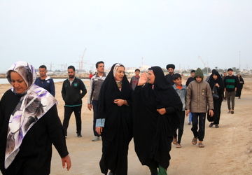 پیاده روی خانوادگی در روستای بندرگاه شهرستان بوشهر