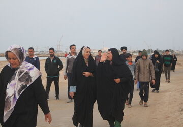 پیاده روی خانوادگی در روستای بندرگاه شهرستان بوشهر