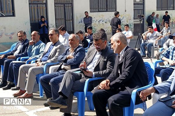 نواخته شدن زنگ ۱۵ خرداد در دبیرستان صدرا