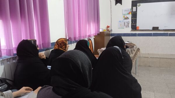 جلسه انجمن اولیا و ارائه کارنامه های هشدار به والدین در مدرسه شهید نجفی فدافن