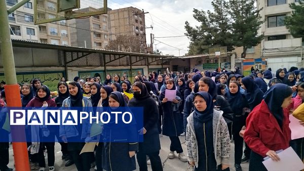 تقدیر از دانش‌آموزان برتر دبیرستان پیرایش نیشابور