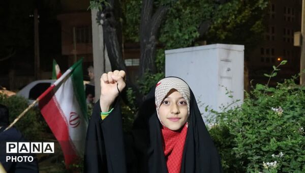 الله اکبر و پرچم ایران؛ نماد مقاومت نوجوانان همدانی در تجمعات شبانه