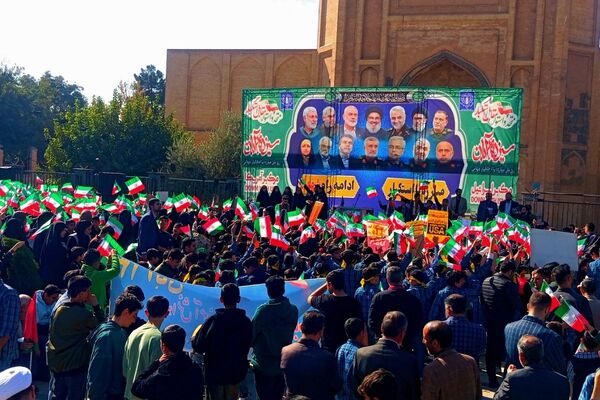 خروش هزاران دانش آموز ورامینی در ۱۳ آبان