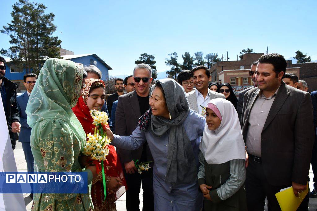 حضور نماینده کمیساریای عالی سازمان ملل در دبستان وحدت بیرجند 