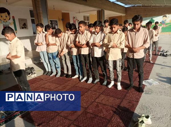 برگزاری نماز جماعت ظهر و عصر در مدرسه شهید حججی سیریک 