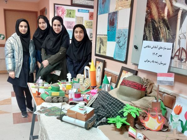 نمایشگاه دست‌سازه‌های آمادگی دفاعی دانش‌آموزان مدرسه حاج مهدی رسولی