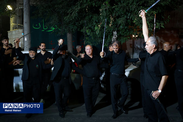 مراسم عزاداری شب تاسوعای حسینی در میدان منیریه تهران