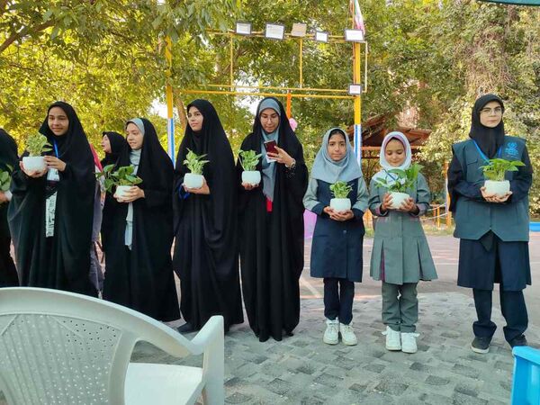 اردوی مادر دختری دانش‌آموزان ناحیه یک مشهد به‌مناسبت روز خانواده