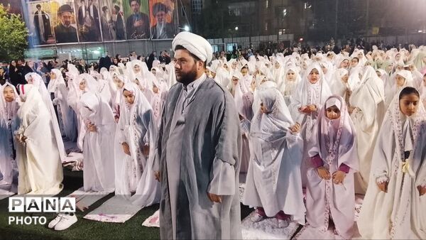 طلیعه بندگی خالق مهربان در جشن تکلیف دختران منطقه ۱۰