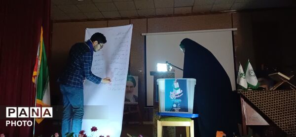 ایران فردا را دانش‌آموزان می‌سازند