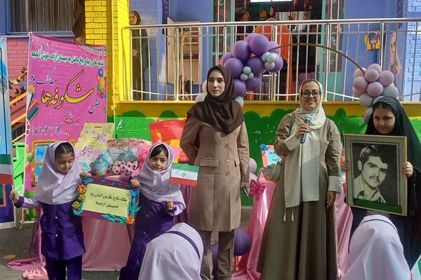 جشن شکوفه ها در دبستان هیات امنایی آزاده ناحیه دو شهرری 