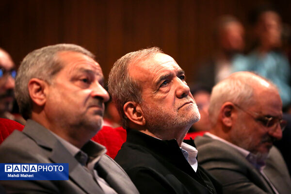 دیدار رییس‌جمهور با فرهنگیان و دانشجو معلمان