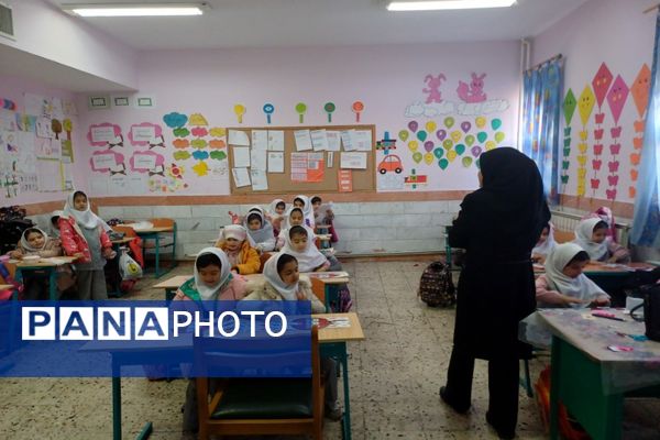 جشن یادگیری صدگان توسط دانش‌آموزان کلاس دوم دبستان شاهد نرگس