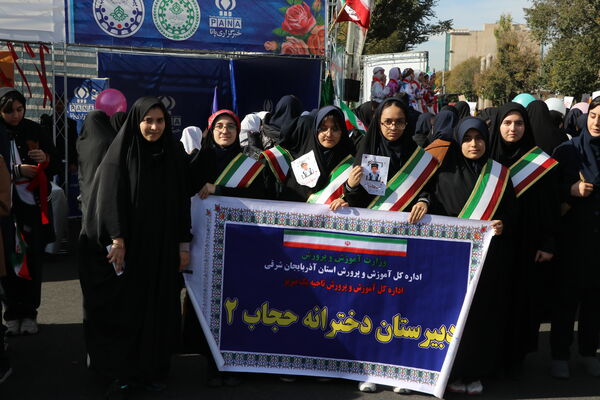 غرفه نسل افتخار سازمان دانش‌آموزی استان آذربایجان شرقی در راهپیمایی ۱۳‌ آبان
