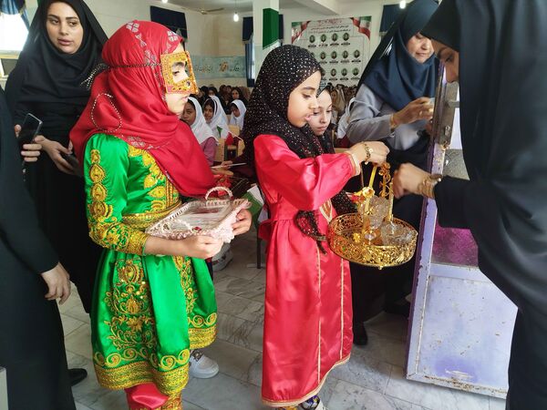 نواختن زنگ مهر و ایثار و ادای احترام به یادمان شهدا در بندر لنگه 
