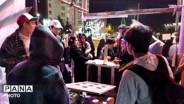 میدان ازادی هر شب میزبان وطن پرستان نیشابوری می شود 