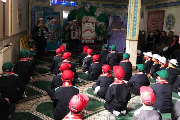 اجرای مانور یاوران انقلاب توسط دانش‌آموزان دبستان شاهد شهید قدوسی ناحیه 2 شهرری 