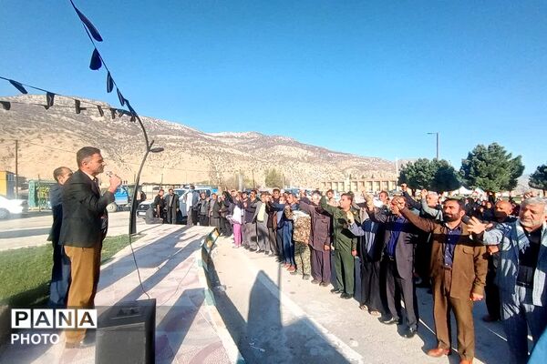 بیعت دانش‌آموزان دیشموکی  با رهبر انقلاب