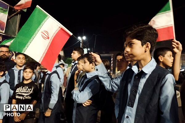 اجتماع پرشور دانش‌آموزان دبستان پسرانه توحید در غرفه شهدای دانش آموز ورامین 