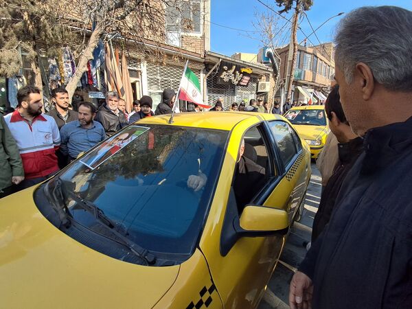 گلباران تمثال امام خمینی (ره) توسط دانش‌آموزان عجب‌شیر 